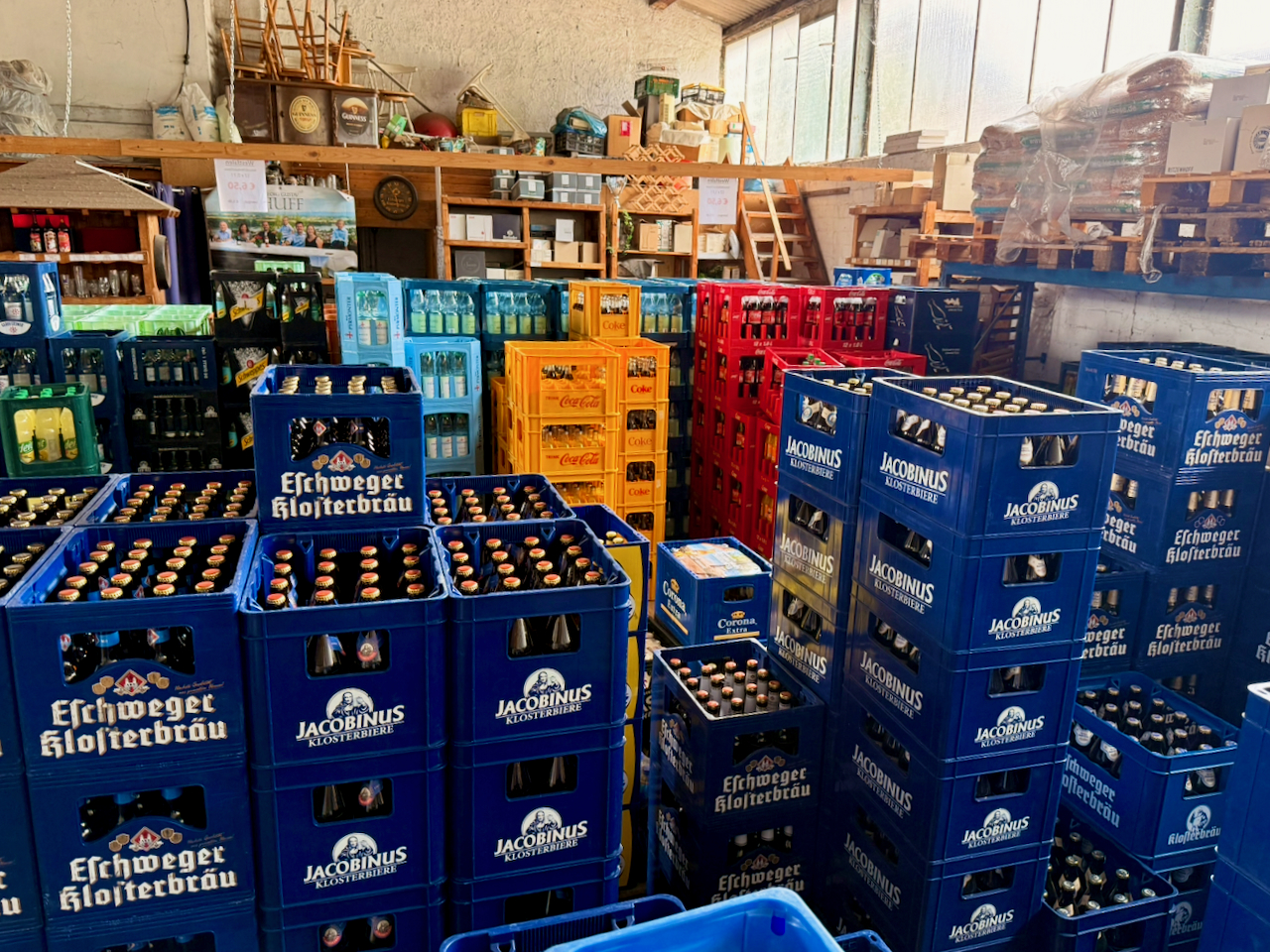 Regal mit Bierspezialitäten